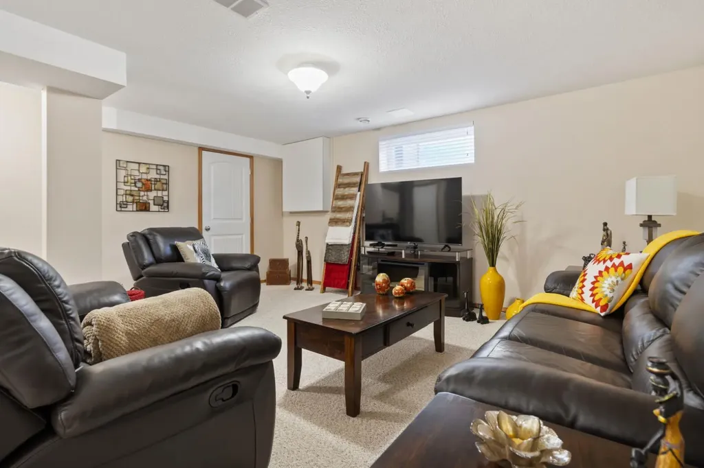 5421 60 Street Camrose AB T4V 4G9