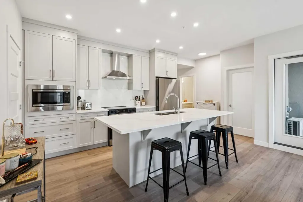 2117 81 Street SW Calgary AB T2H6H5