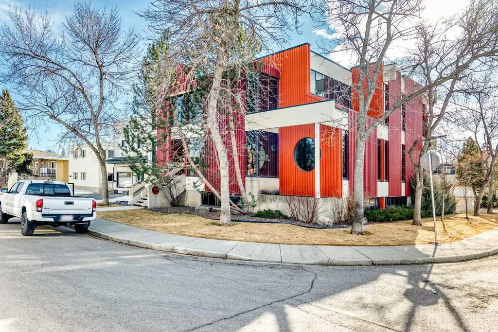 2139 4 Avenue NW Calgary AB T2N 0N6