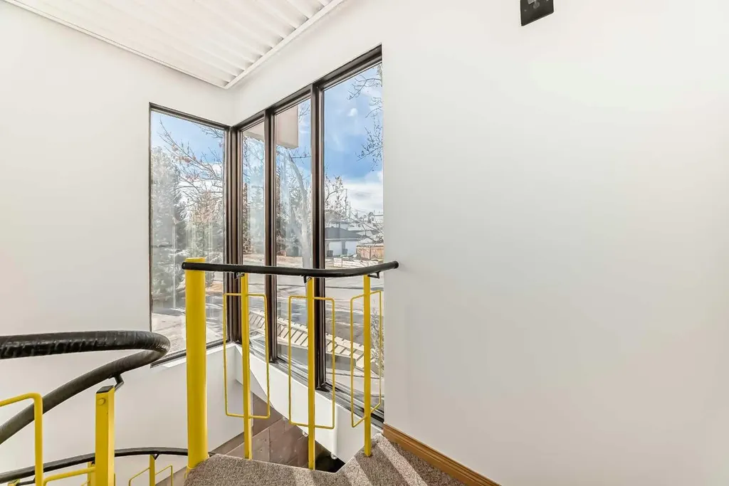 2139 4 Avenue NW Calgary AB T2N 0N6