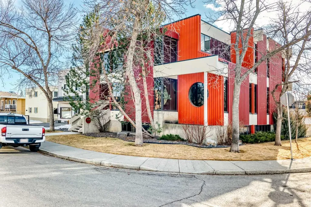 2139 4 Avenue NW Calgary AB T2N 0N6