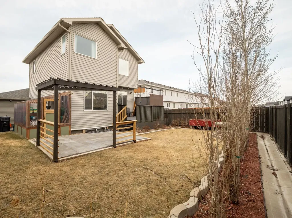 327 Mildred Dobbs Boulevard N Lethbridge AB T1H6G7
