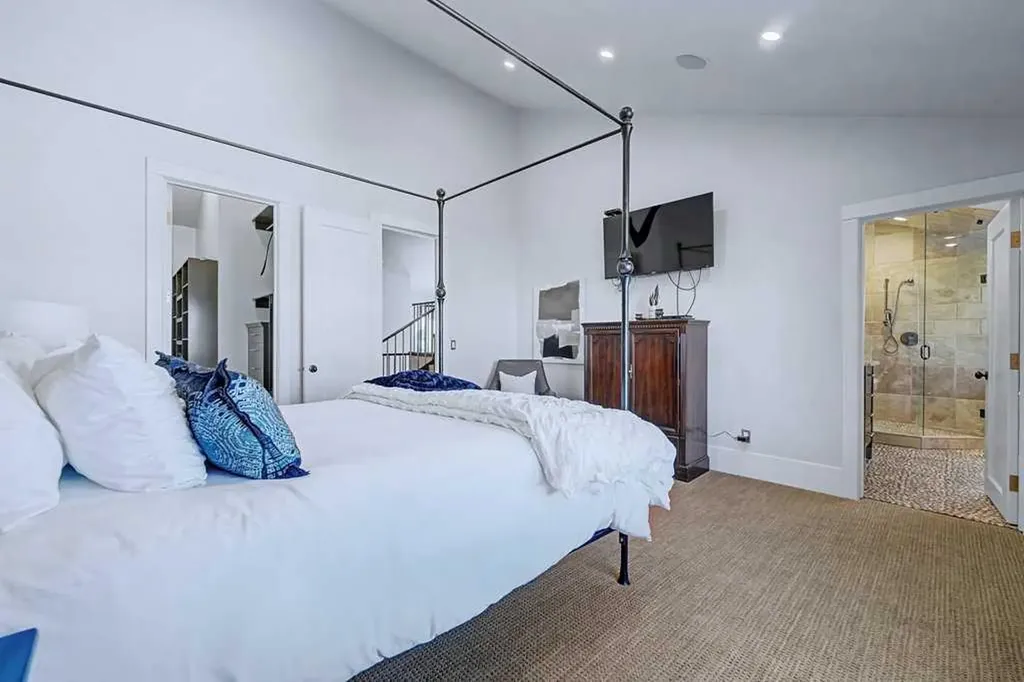 630 25 Avenue NE Calgary AB T2E 1Y5