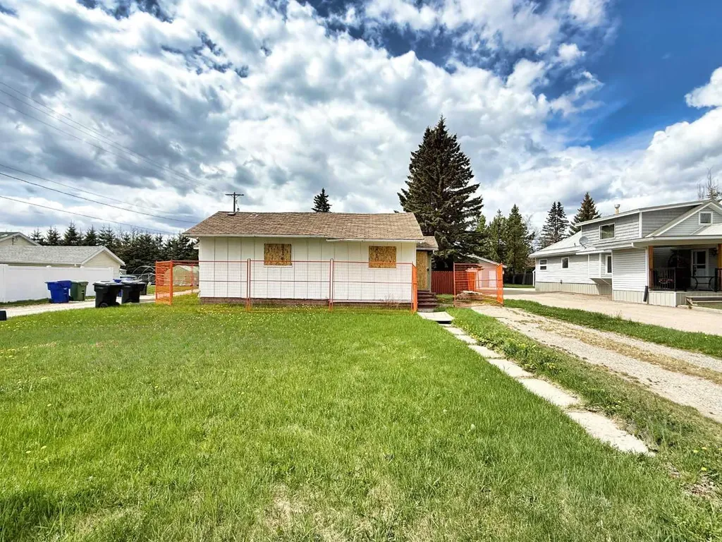 4906 52 Avenue Olds AB T4H 1H2