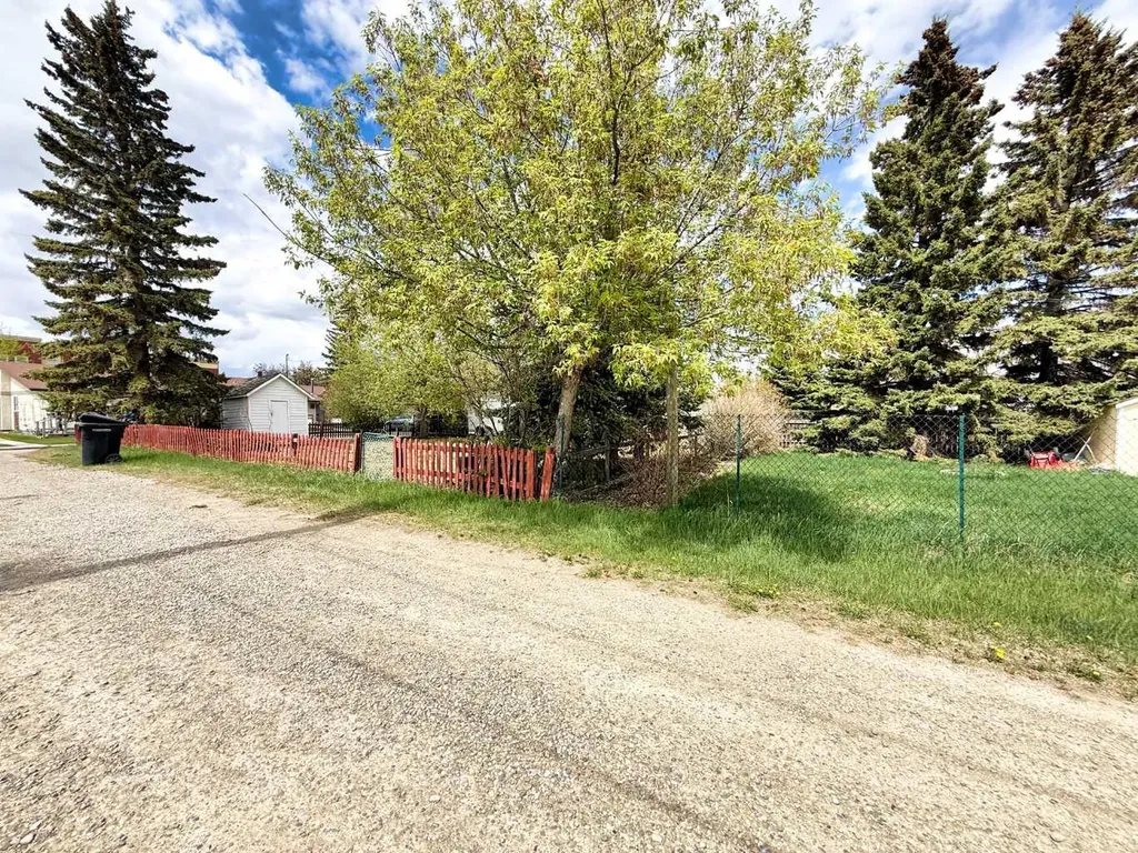 4906 52 Avenue Olds AB T4H 1H2