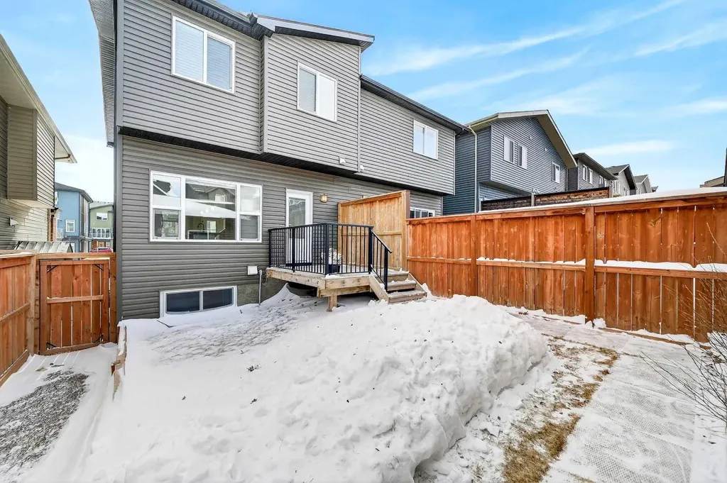 30 Sage Bluff Gate NW Calgary AB T3R 0Y9