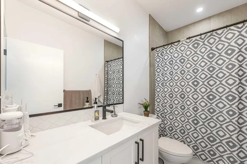 1932 27 Street SW Calgary AB T3E 2E5