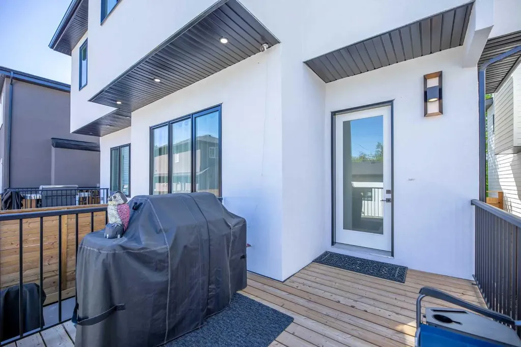 1932 27 Street SW Calgary AB T3E 2E5