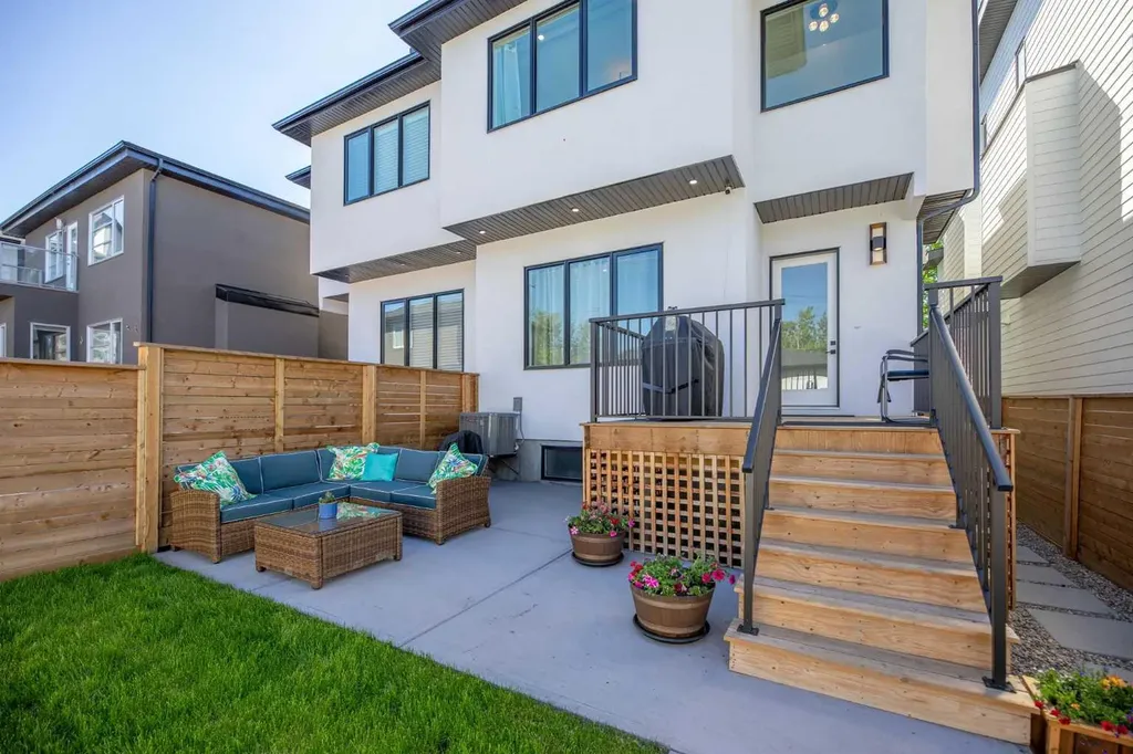 1932 27 Street SW Calgary AB T3E 2E5
