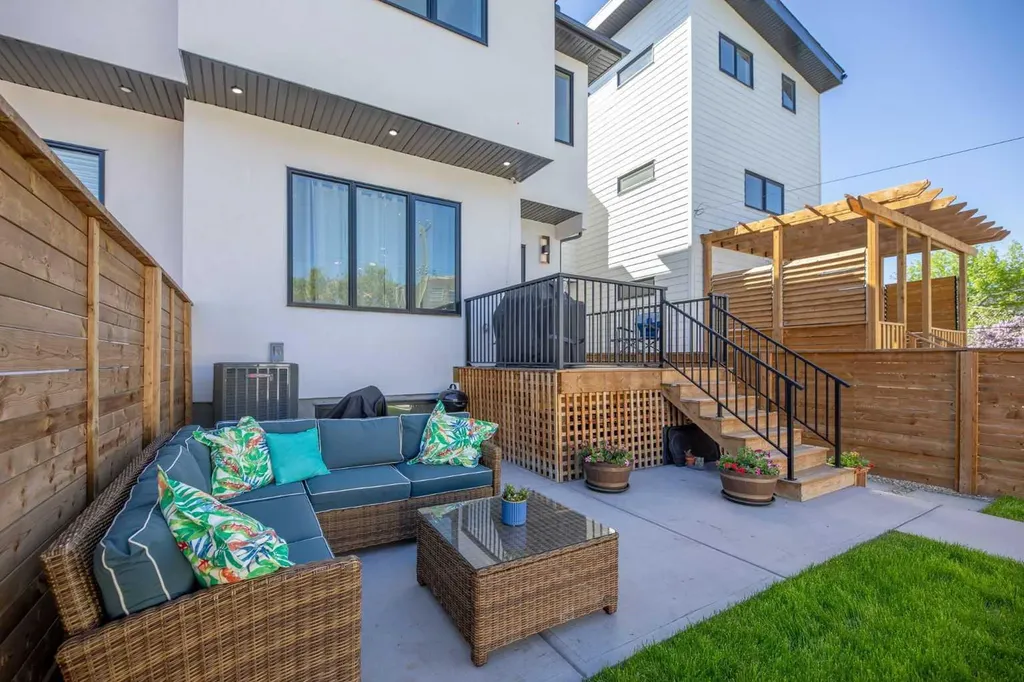 1932 27 Street SW Calgary AB T3E 2E5