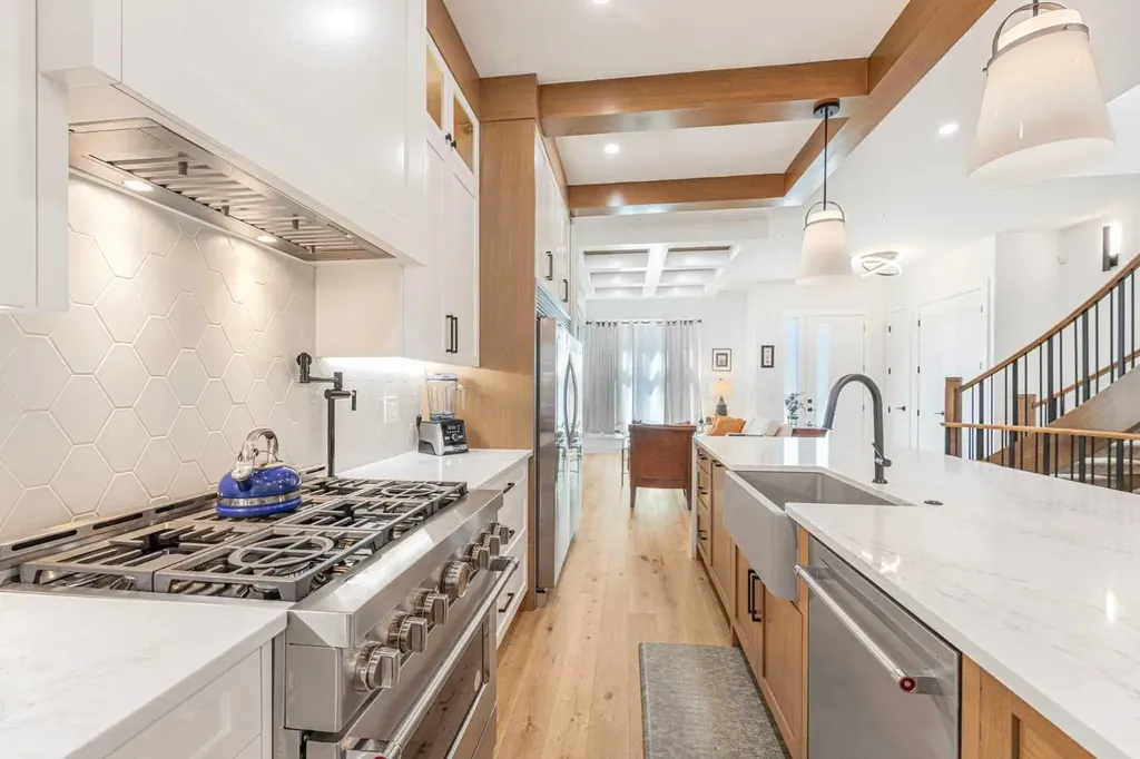 1932 27 Street SW Calgary AB T3E 2E5