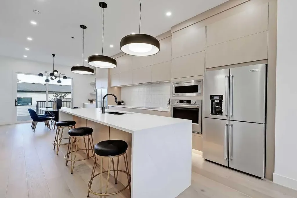 2216 35 Street SW Calgary AB T3E 2X8