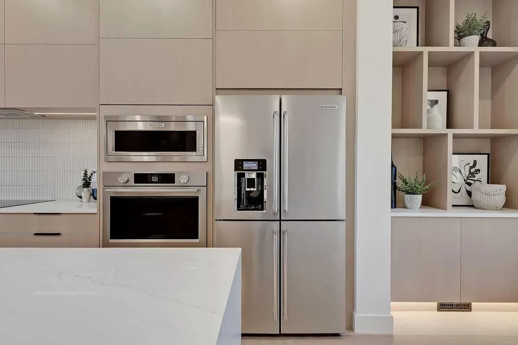 2216 35 Street SW Calgary AB T3E 2X8