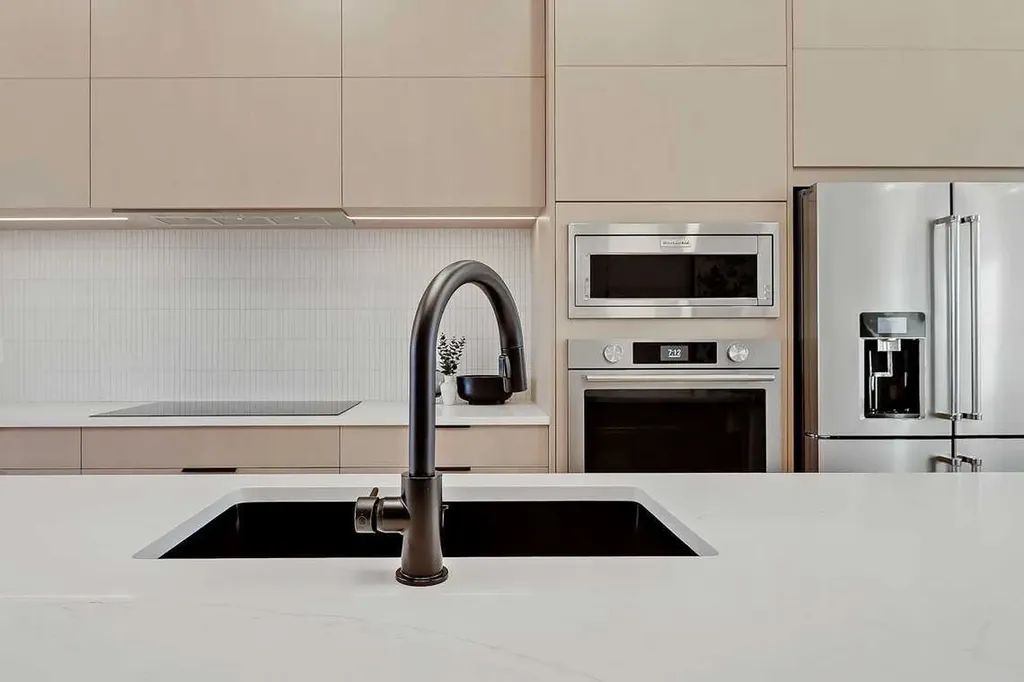 2216 35 Street SW Calgary AB T3E 2X8