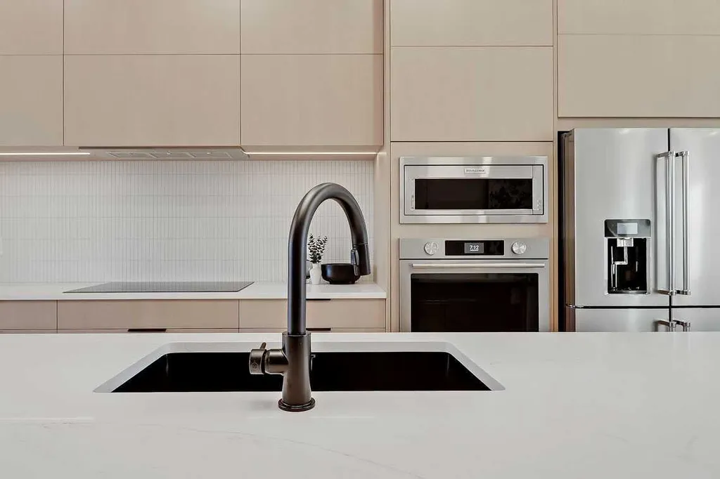 2216 35 Street SW Calgary AB T3E 2X8