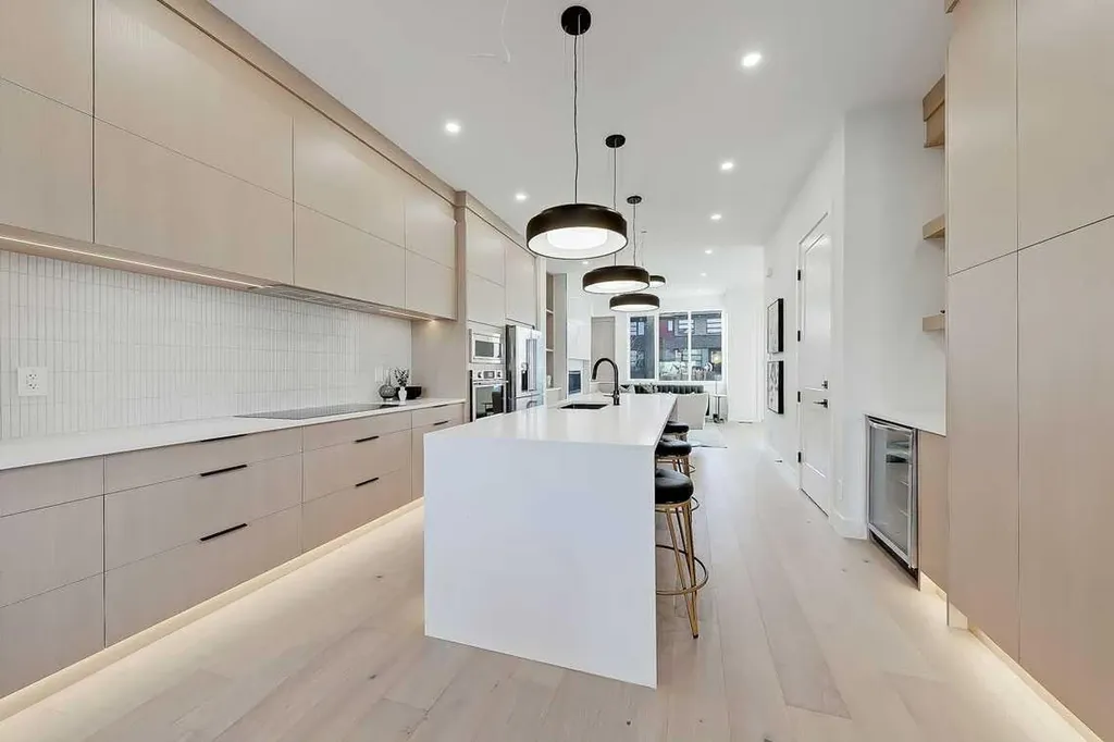 2216 35 Street SW Calgary AB T3E 2X8