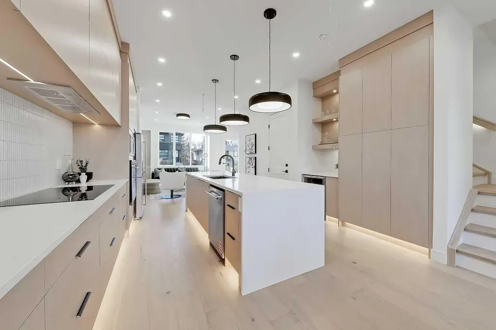 2216 35 Street SW Calgary AB T3E 2X8
