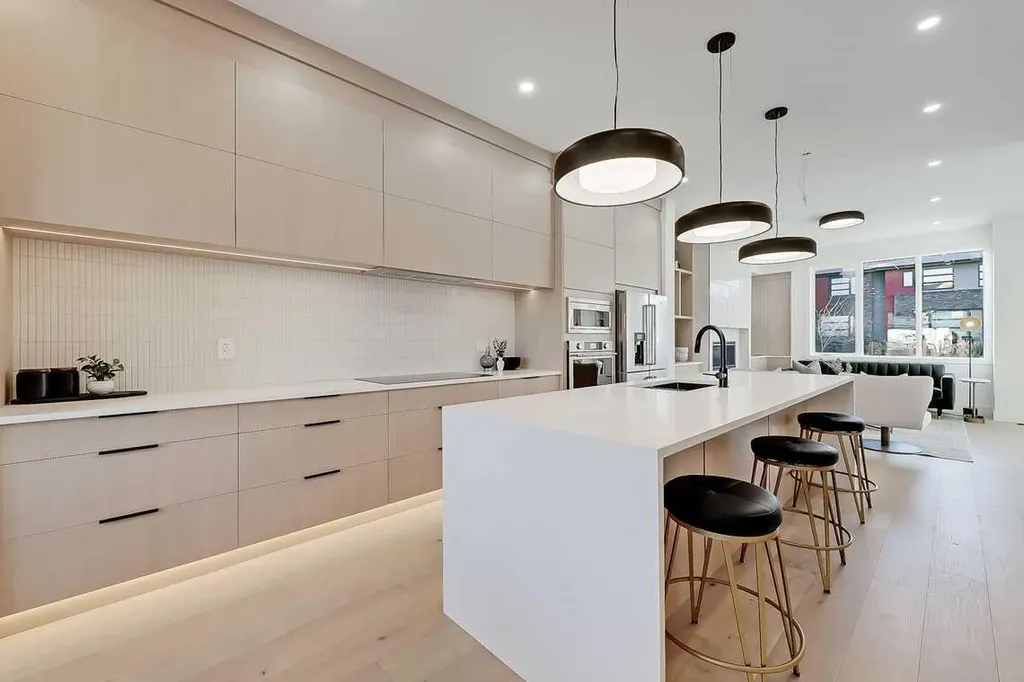 2216 35 Street SW Calgary AB T3E 2X8