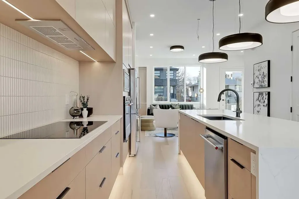 2216 35 Street SW Calgary AB T3E 2X8