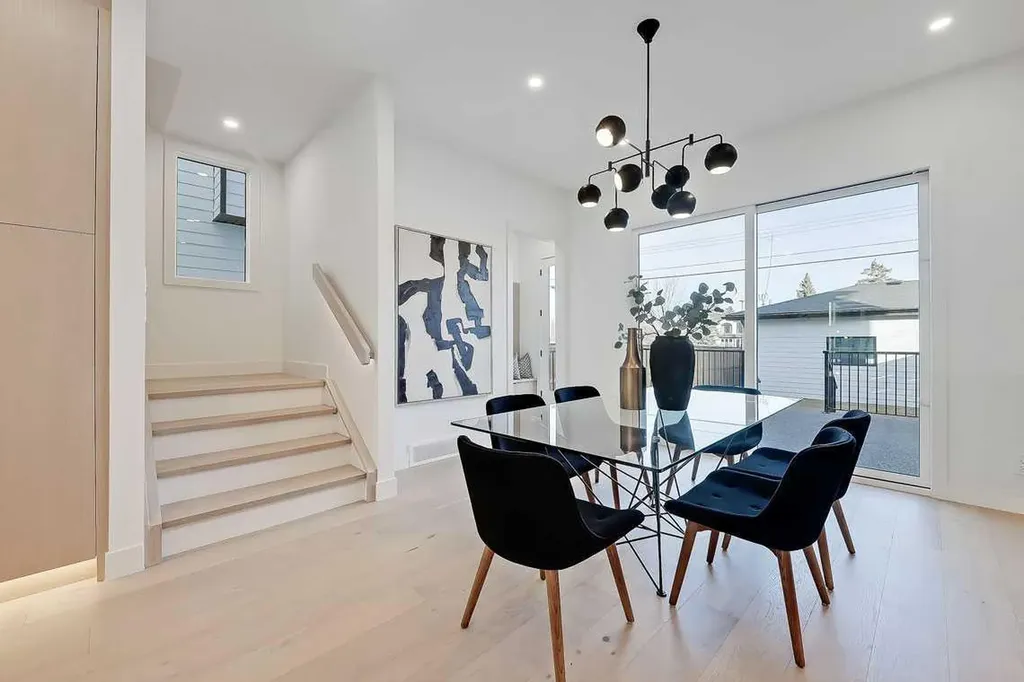 2216 35 Street SW Calgary AB T3E 2X8