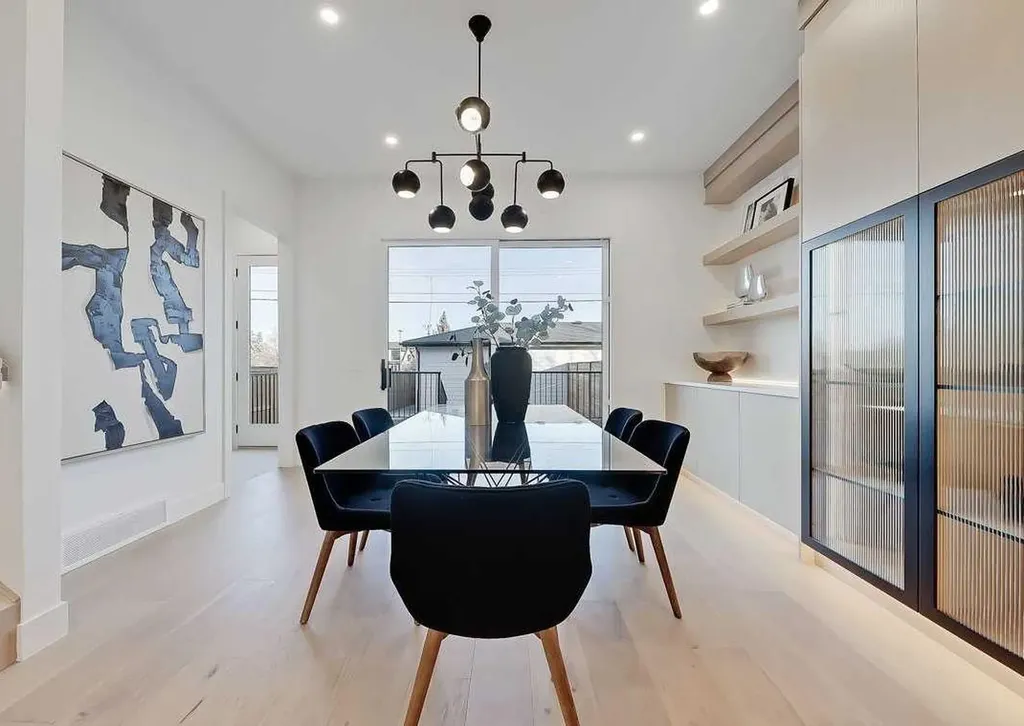 2216 35 Street SW Calgary AB T3E 2X8