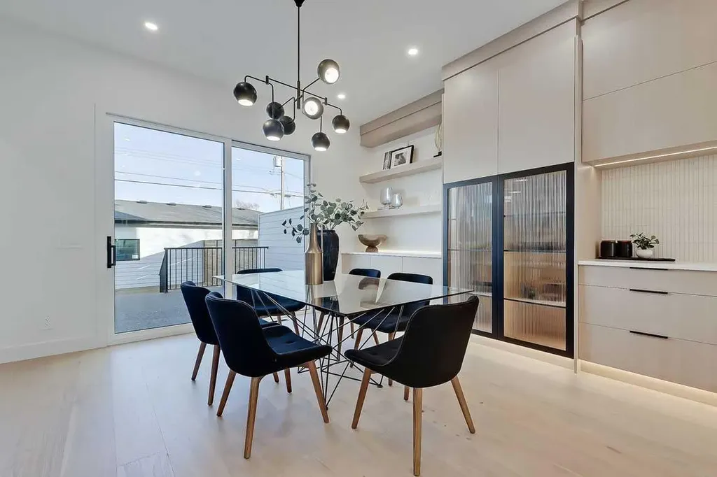 2216 35 Street SW Calgary AB T3E 2X8