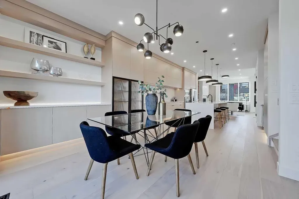 2216 35 Street SW Calgary AB T3E 2X8