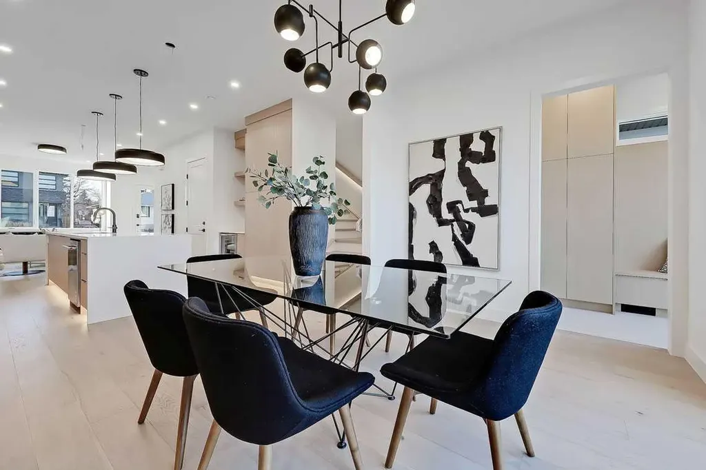 2216 35 Street SW Calgary AB T3E 2X8