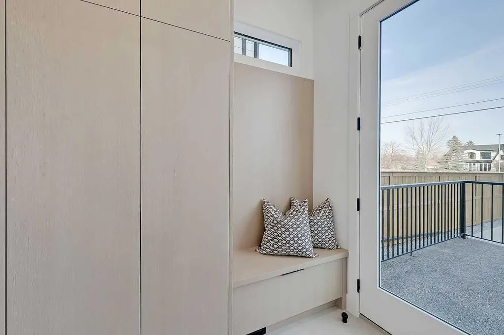 2216 35 Street SW Calgary AB T3E 2X8