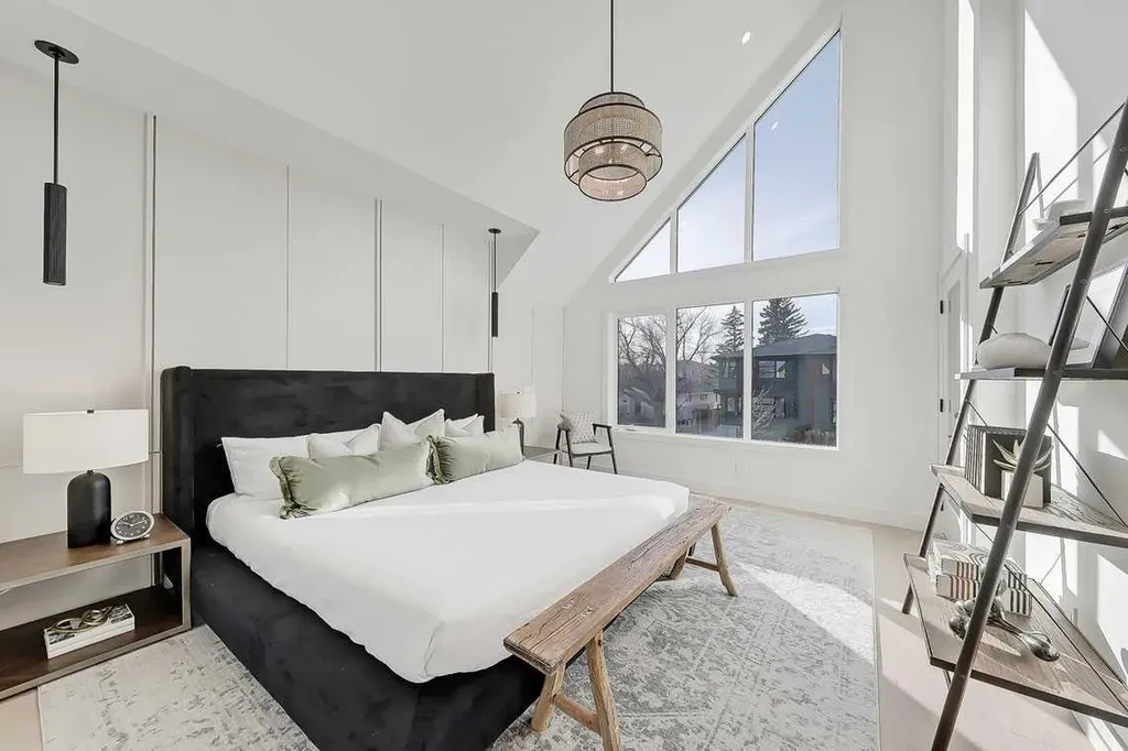 2216 35 Street SW Calgary AB T3E 2X8