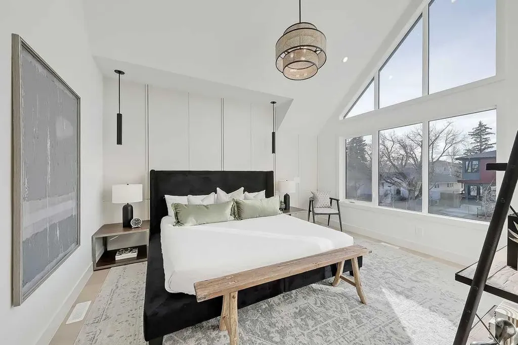 2216 35 Street SW Calgary AB T3E 2X8