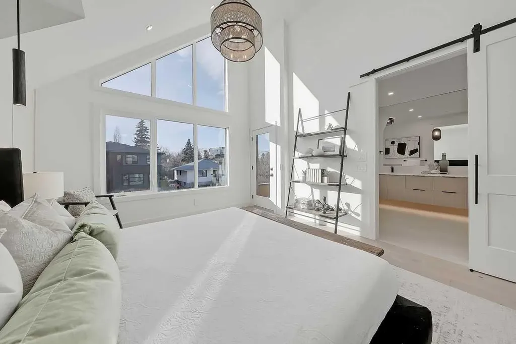 2216 35 Street SW Calgary AB T3E 2X8