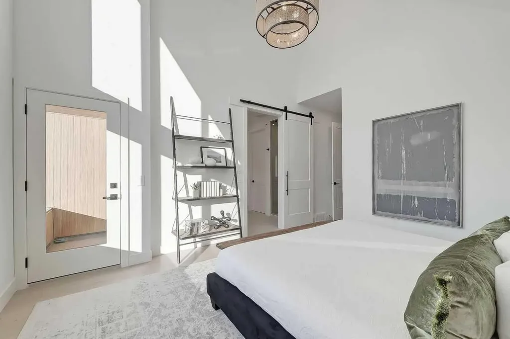 2216 35 Street SW Calgary AB T3E 2X8