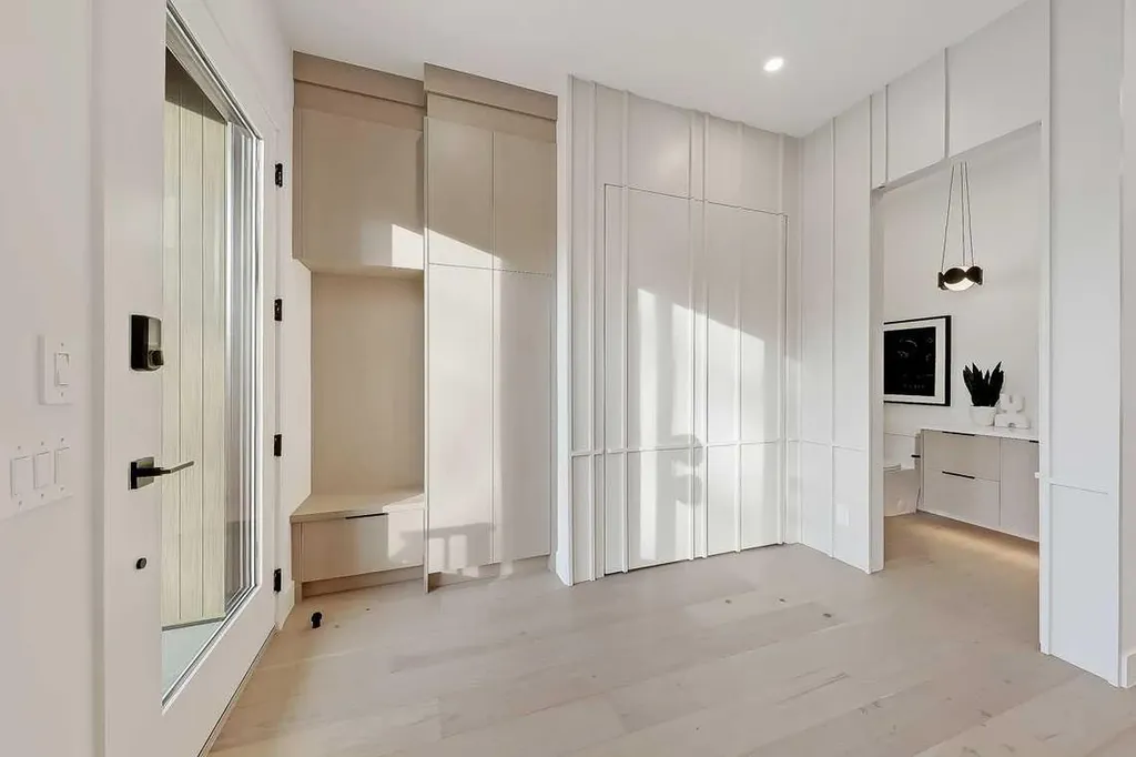 2216 35 Street SW Calgary AB T3E 2X8