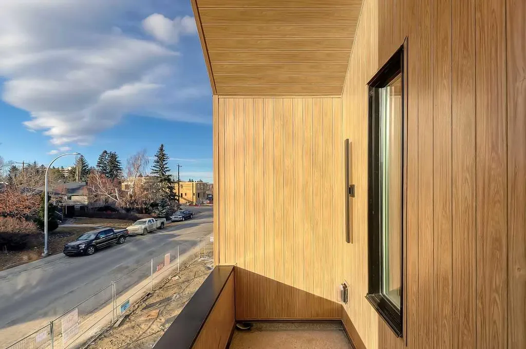 2216 35 Street SW Calgary AB T3E 2X8