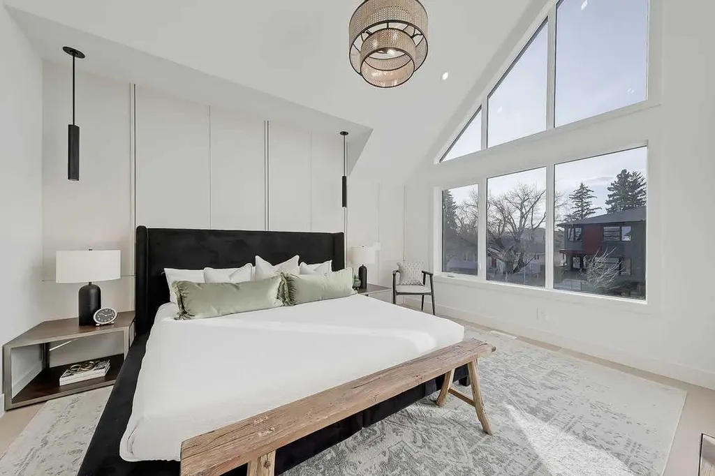 2216 35 Street SW Calgary AB T3E 2X8