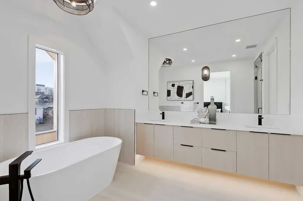 2216 35 Street SW Calgary AB T3E 2X8