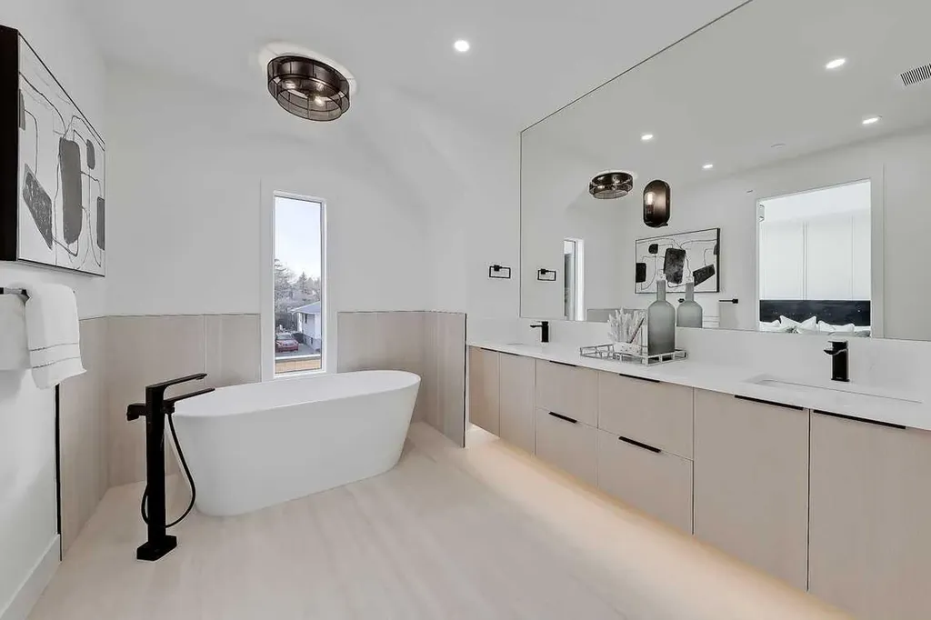 2216 35 Street SW Calgary AB T3E 2X8