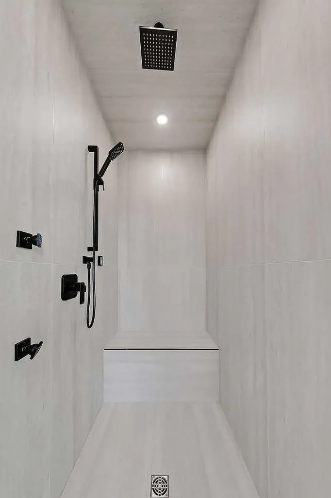 2216 35 Street SW Calgary AB T3E 2X8