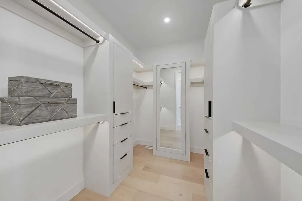 2216 35 Street SW Calgary AB T3E 2X8