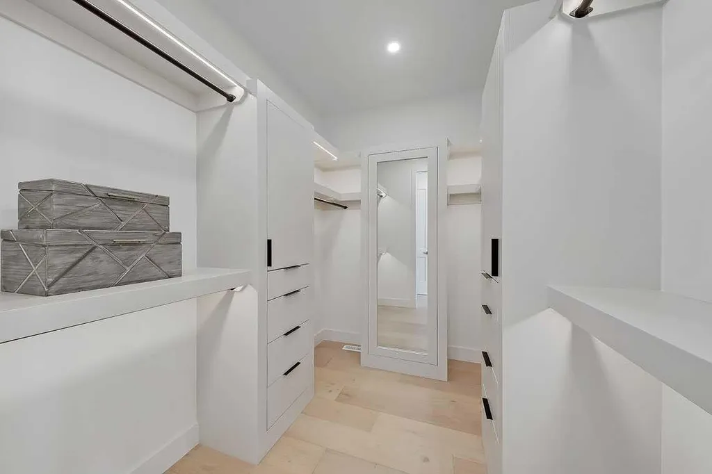 2216 35 Street SW Calgary AB T3E 2X8