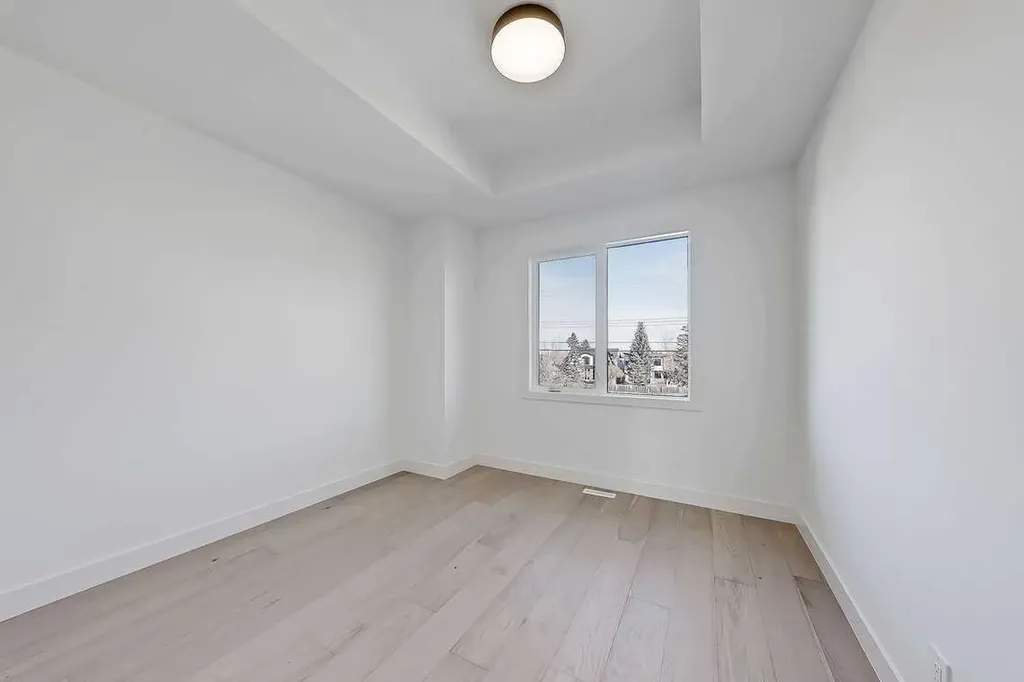2216 35 Street SW Calgary AB T3E 2X8