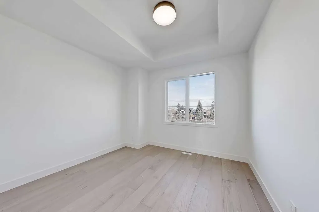 2216 35 Street SW Calgary AB T3E 2X8