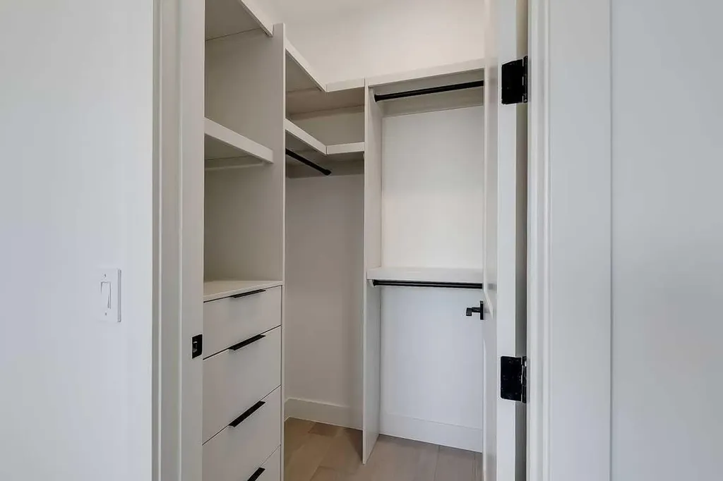 2216 35 Street SW Calgary AB T3E 2X8