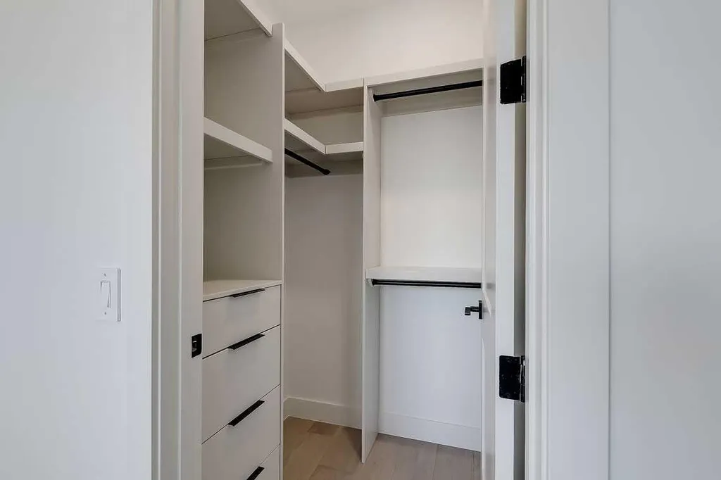 2216 35 Street SW Calgary AB T3E 2X8