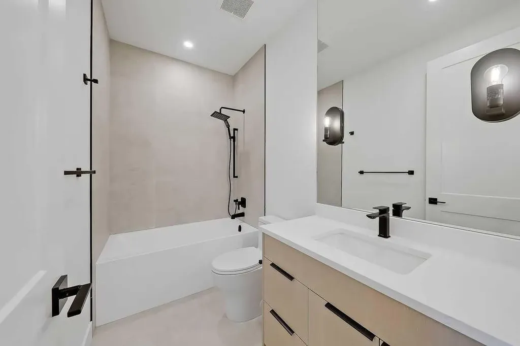 2216 35 Street SW Calgary AB T3E 2X8