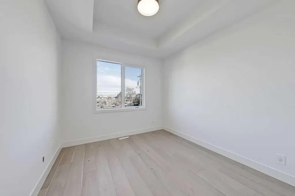 2216 35 Street SW Calgary AB T3E 2X8
