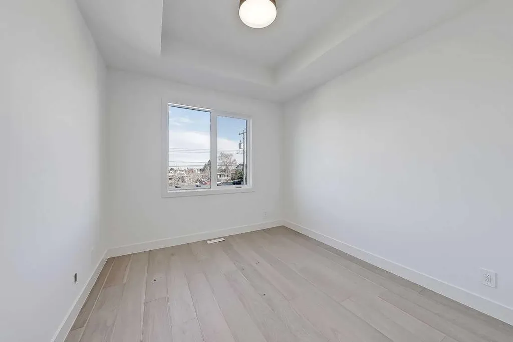 2216 35 Street SW Calgary AB T3E 2X8