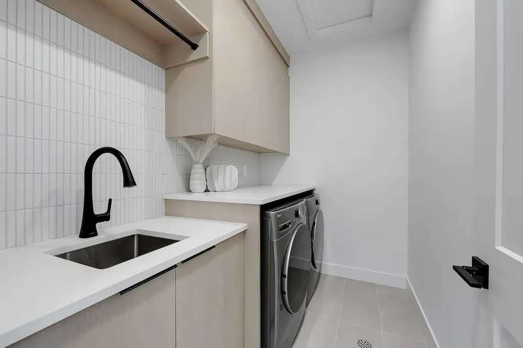 2216 35 Street SW Calgary AB T3E 2X8