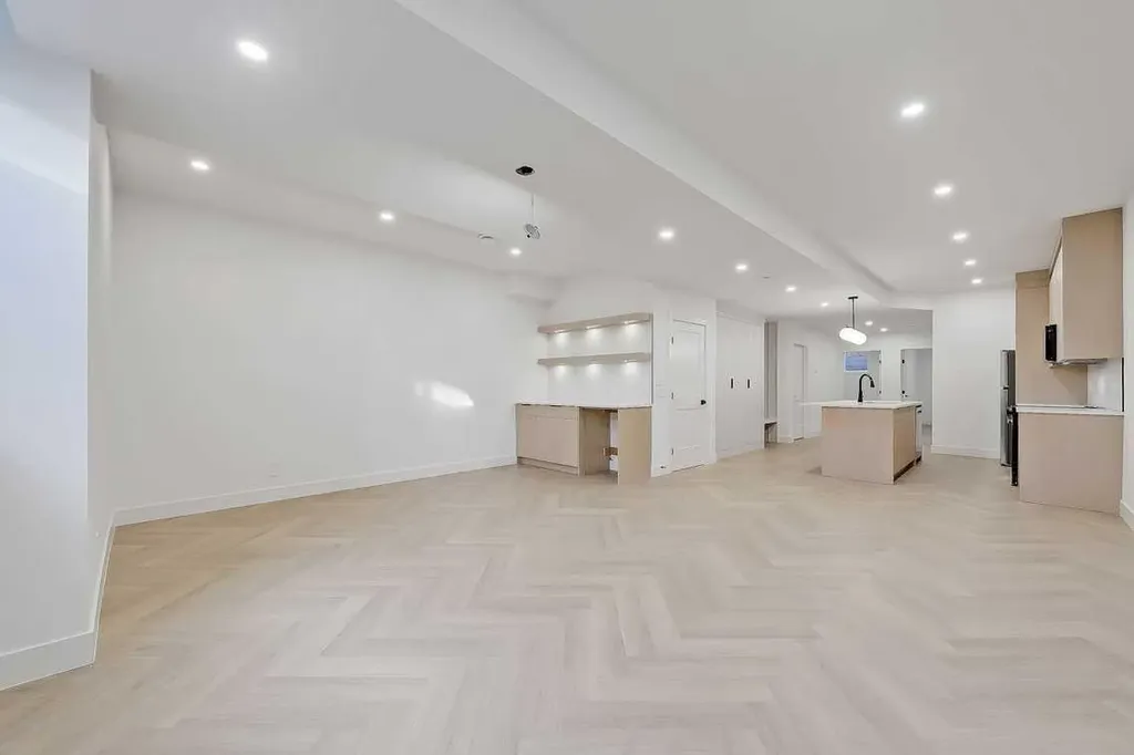 2216 35 Street SW Calgary AB T3E 2X8